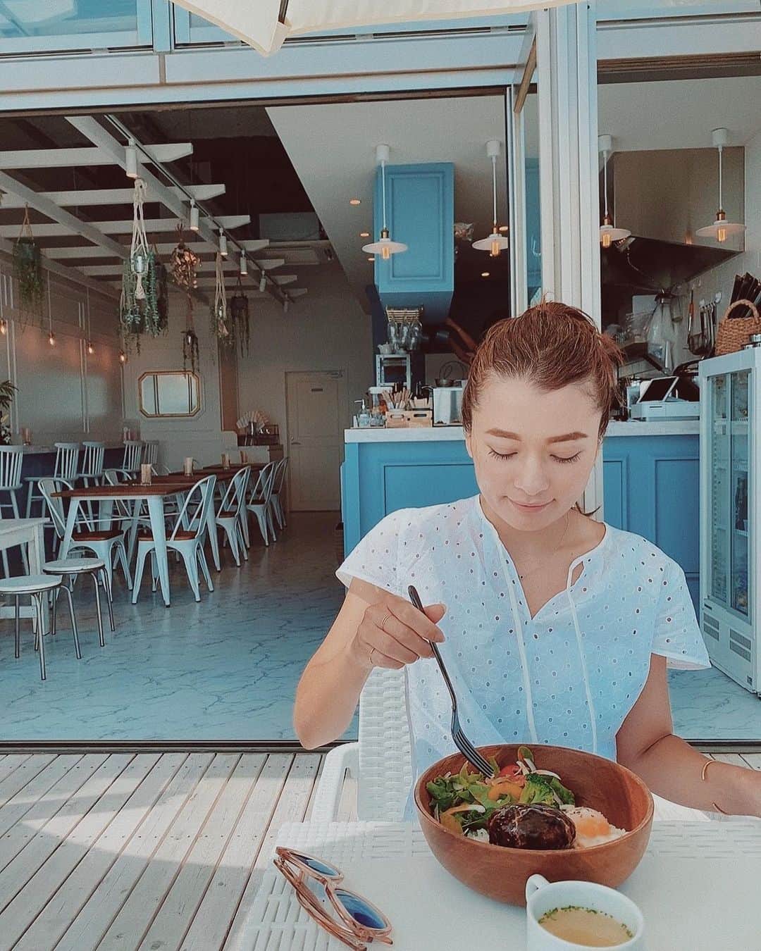 のインスタグラム：「🏝🤍 . . Broくんも大好きなサザンビーチの前に新しいカフェがopen☕️❤️ . @papermoon_chigasaki . ディレクションは 私の太陽🌞 @yuumi_seimiya ✨ . . 一足早く遊びに行ってきたよ❤️ ゆーみちゃんらしい店内は 可愛くって、居心地良すぎて友達と3時間近くのんびりしちゃったよ😂🙏💕 . テラスは ワンコも🆗で犬用フックもあるし 安心してランチできるよ 愛犬家の皆さんチェックしてみてね❤️ . . 肩紐落ちてるけど 写真可愛いから載せちゃえ😂🙏 . #chigasaki#茅ヶ崎#サザンビーチ#カフェ#オープン#papermoon_chigasaki」