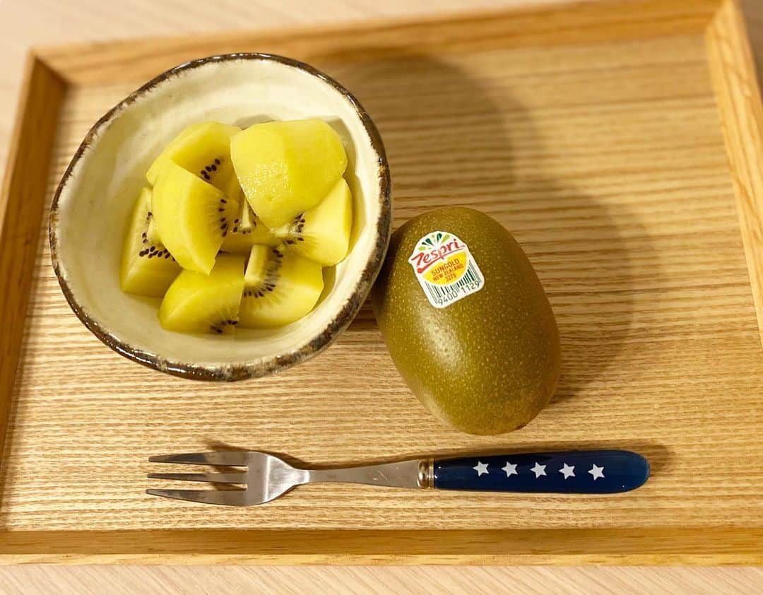 佐野優子のインスタグラム：「. 🥝ゴールデンキウイがおいしい(✽´ཫ`✽) 🥝 🥝ではなくゴールデンがスキ😚 🥝 #キウイ #ゴールデンキウイ #ゼスプリ #zespri」