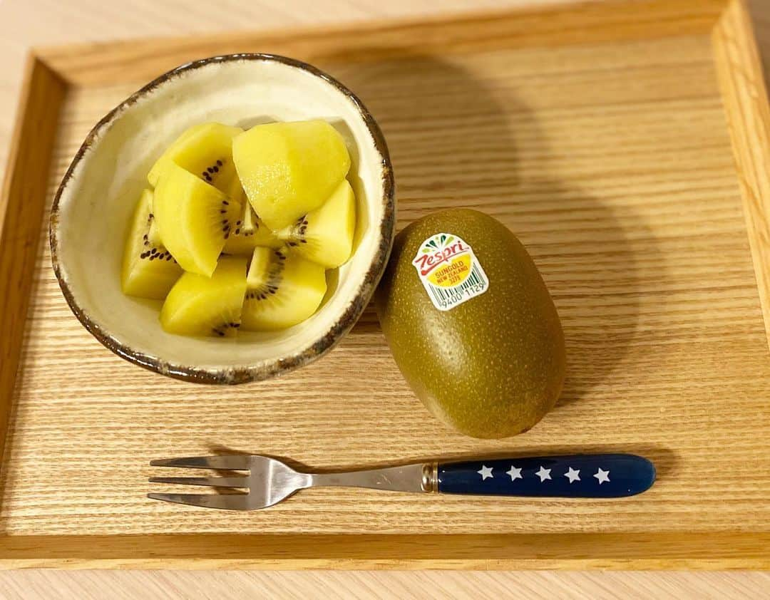 佐野優子さんのインスタグラム写真 - (佐野優子Instagram)「. 🥝ゴールデンキウイがおいしい(✽´ཫ`✽) 🥝 🥝ではなくゴールデンがスキ😚 🥝 #キウイ #ゴールデンキウイ #ゼスプリ #zespri」5月29日 21時08分 - yuko12345