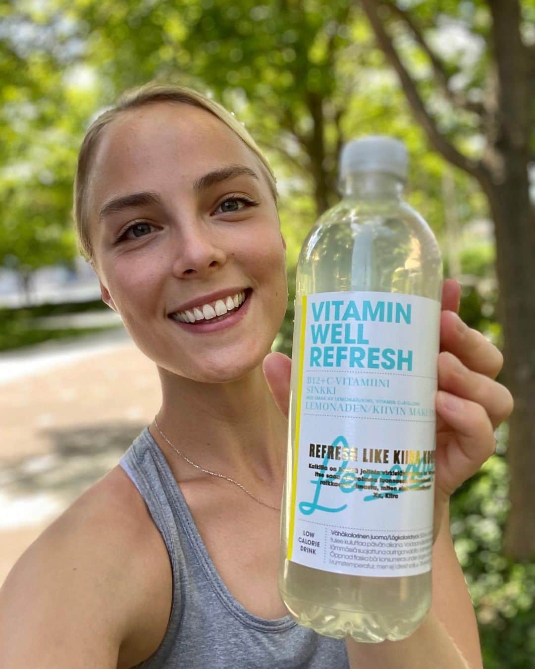 キーラ・コルピのインスタグラム：「ARVONTA 💚 •kaupallinen yhteistyö @vitaminwellsuomi•  Virkistävää perjantaita! 🌞 Arvonnassa on pari laatikollista Vitamin Well Refresh like Kiira Korpi -juomia. Osallistu ja voita juomat sinulle ja kaverillesi 1. seuraamalla @vitaminwellsuomi tiliä & 2. tägäämällä kaveri, jonka kanssa jakaisit juomat.  Juomalähetykset toimitetaan sinun ja ystäväsi kotiovelle, ja arvonta suoritetaan 5. kesäkuuta. Tsemppiä kisaan! 🦋  #vitaminwell #vitaminwellrefresh」