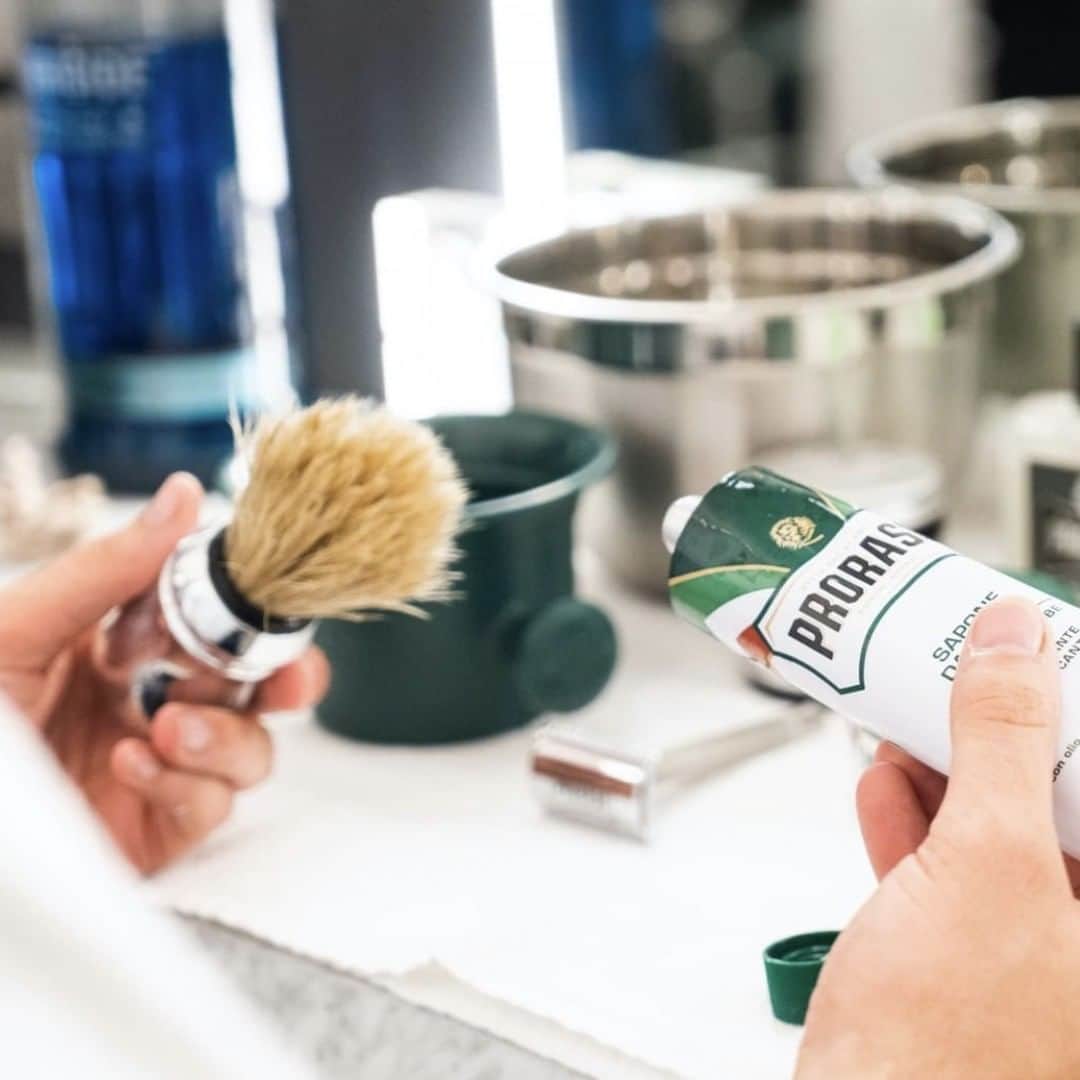 Proraso Japanのインスタグラム：「Prorasoのシェービングクリームは、肌荒れしてしまう男性にもおすすめ。 ナチュラル成分でこだわり抜いて製品づくりをしています。  メントールとユーカリのクラシカルな香りとともに、爽快感をお届けします。 . . Repost from @prorasousa . . . #proraso #prorasousa #prorasofirenze #シェービングクリーム #シェービング #ProShave #Italian #ItalianShave #イタリア製 #バーバースタイル #バーバーショップ #髭脱毛 #メンズスタイル #シェービングフォーム #Barber #メンズヘアスタイル #ヒゲ男子 #ヒゲ #BarberShop #ヒゲ脱毛 #メンズヘア #シェービングエステ #おしゃれさんと繋がりたい」