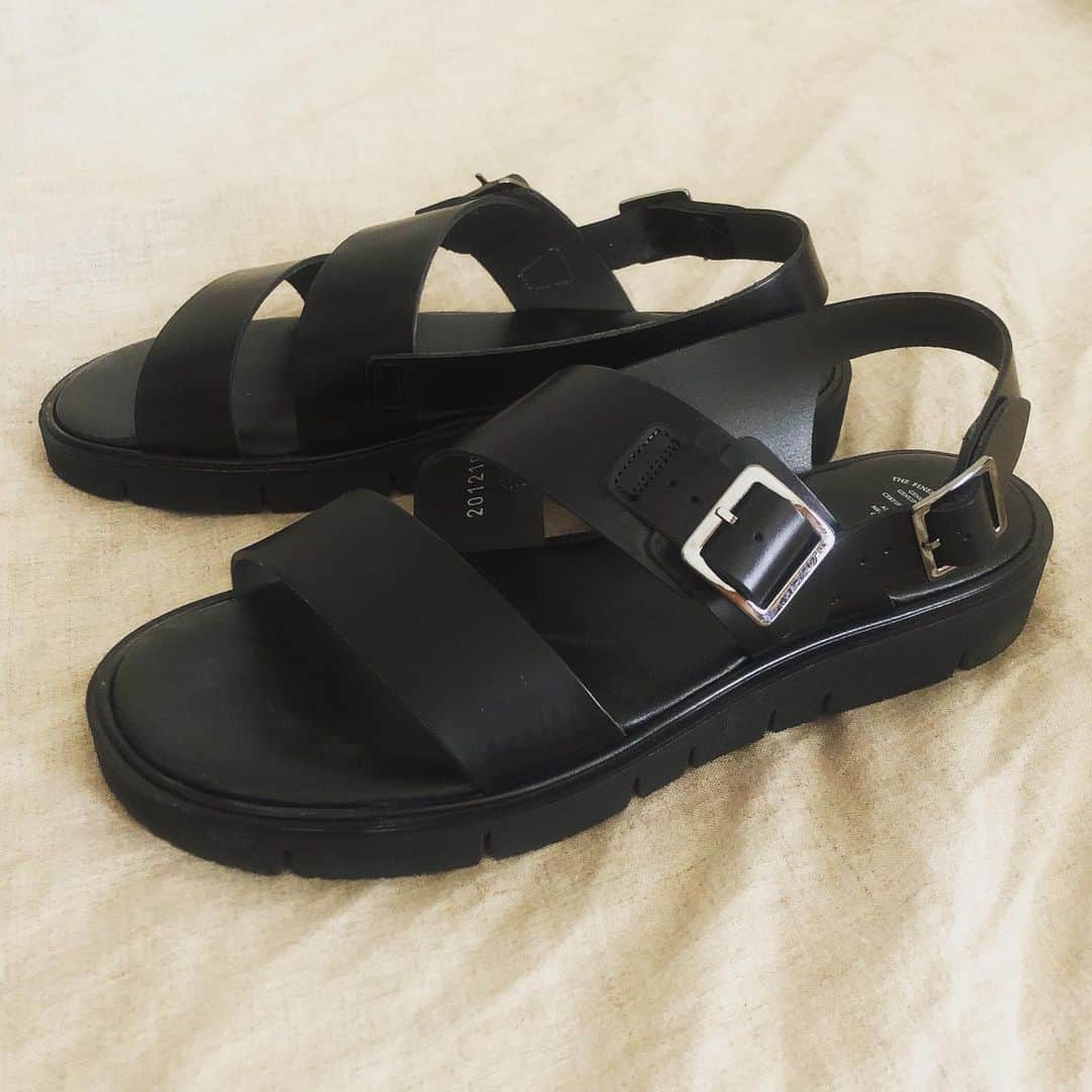 西山由のインスタグラム：「Bien préparer pour l’été : 2 S.S.BELT SANDALS par BEAUTIFUL SHOES.」