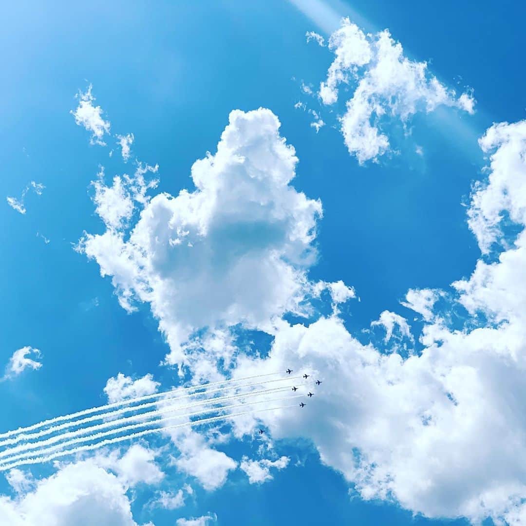 RIKAPEPEのインスタグラム：「いつの間にか夏の空ですね。今を生きよう。 ・ ・ 白い坂道が 空まで続いていた ゆらゆらかげろうが あの子を包む 誰も気づかず ただひとり あの子は 昇っていく 何もおそれない そして舞い上がる  空に 憧れて 空を かけてゆく あの子の命は ひこうき雲  高いあの窓で あの子は死ぬ前も 空を見ていたの 今はわからない ほかの人には わからない あまりにも 若すぎたと ただ思うだけ けれどしあわせ  空に 憧れて 空を かけてゆく あの子の命は ひこうき雲  空に 憧れて 空を かけてゆく あの子の命は ひこうき雲」