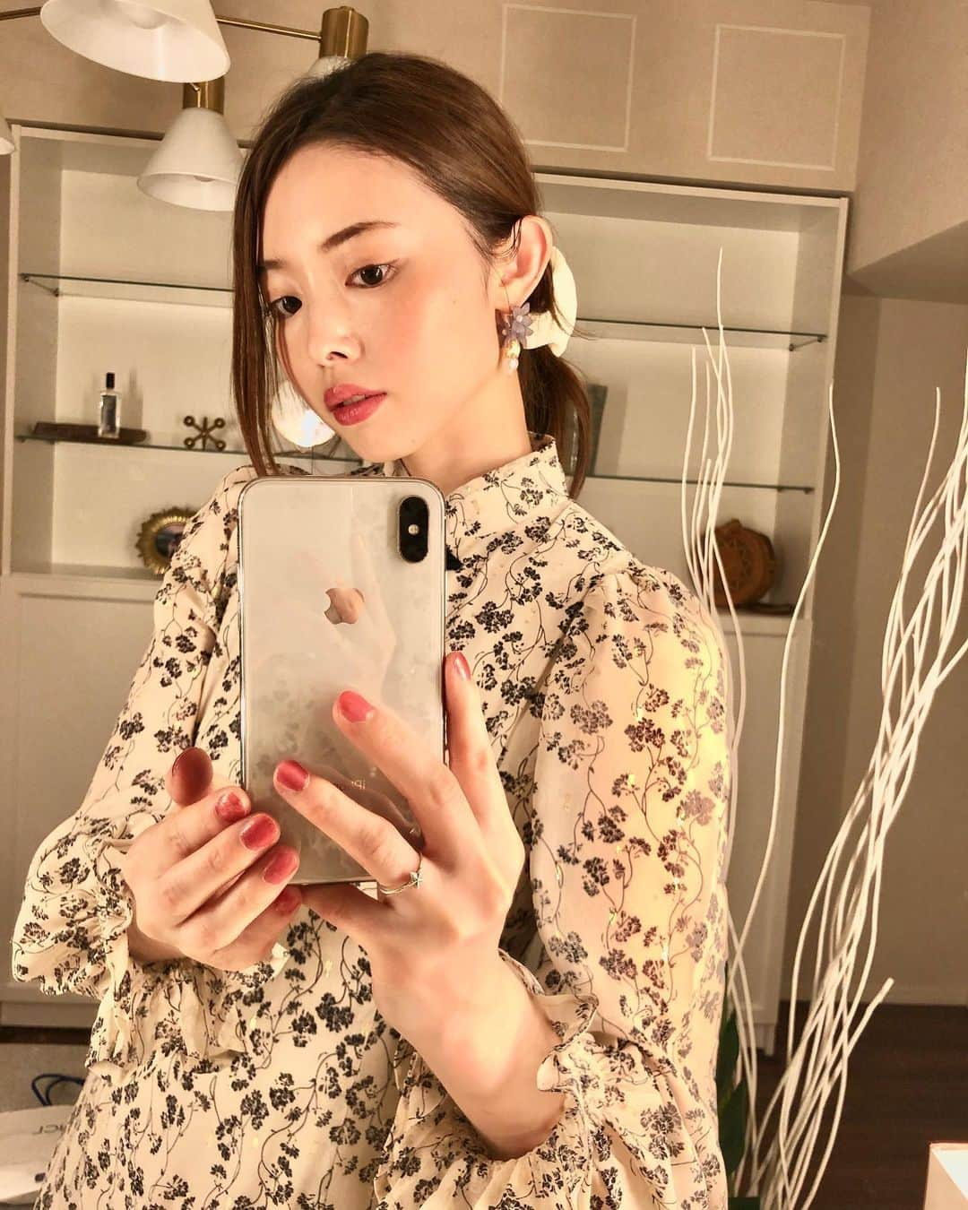 松田唯花さんのインスタグラム写真 - (松田唯花Instagram)「【明日＆6/1発売 #フジコ と #デュカート の新作コスメ】 新作コスメが続々💄 リップには『フジコ #ミニウォータリールージュ 09 東京レッド』、チークには『フジコ #ミニエアリーディップパウダー 02 可憐ピンク』を使いました！　どちらも明日発売✨✨ 唇にインパクト大の色を添えたら、引き算足し算を考えてチークはナチュラルに。リップ、ひと塗りで鮮やかに発色して、これを塗るだけで顔が引き締まる👄 食べたり飲んだりしたら多少は薄くなったけど、それでも塗り足さなくてもいいくらい色が残っててすごい！ * 前の投稿でも紹介したチークはさらっとしたパウダータイプで、指でトントンするとふんわり色づく。「元々の血色？」みたいに肌に溶け込んでナチュラルに仕上がります💗 * * ネイルは、『デュカート #ナチュラルネイルカラー N 117』。6/1発売✨ 一度塗りでこの発色！　細かなラメがチラチラして夏っぽい〜！🌈 夏は派手なネイルが塗りたくなります😍 ペディキュアにも◎ サンダルからこの色が見えたら「おしゃれ〜！」て声かけちゃうかも！ * * ピアスは、ANNAさんのハンドメイド💕 @anna.accessory  お花とパールとゴールドっていう最強の組み合わせ🌼 他にはない華やかなピアス、この日会ったミクちゃんからも「可愛い！」と絶賛されました〜！ 「フェミニンなものが好き！」てひとには、グッと刺さるデザインのものがいっぱいありますよ😍☝️ ANNAさんのプロフィールのトップにアクセサリーページのリンクがあるので見てみてください🥰 * * このあと22時からインスタライブ💄です！　 テーマは【透明感を上げるスキンケア】。数年ぶりで大緊張してます！🤣 夜遅い時間ですが見に来ていただけたら嬉しいです🥰💕 #ゆいコス #美金 * #fujiko #ducato #selfnail #nail #lip  #lipmakeup #accessory #handmadeaccessory #makeup #新作コスメ #ネイル #マニキュア #セルフネイル #ハンドメイドアクセサリー #ピアス @fujiko_brand @ducato_nail」5月29日 21時17分 - yuika_matsuda.official