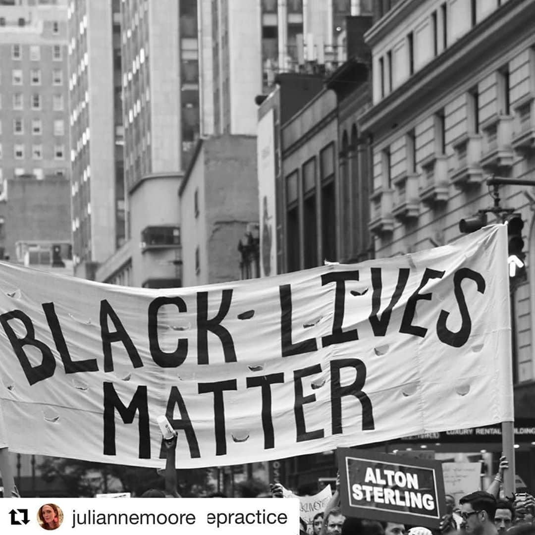 ジュリア・ロバーツのインスタグラム：「I have privilege as a white person because I can do all of these things without thinking twice: I can go birding (#ChristianCooper) I can go jogging (#AmaudArbery) I can relax in the comfort of my own home (#BothemSean and #AtatianaJefferson) I can ask for help after being in a car crash (#JonathanFerrell and #RenishaMcBride) I can have a cellphone (StephonClark) I can leave a party to get to safety (JordanEdwards) I can play loud music (JordanDavis) I can sell CDs (AltonSterling) I can sleep (AiyanaJones) I can walk from the corner store (MikeBrown) I can play cops and robbers (TamirRice) I can go to church (Charleston9) I can walk home with Skittles (TrayvonMartin) I can hold a hair brush while leaving my own bachelor party (SeanBell) I can party on New Years (OscarGrant) I can get a normal traffic ticket (SandraBland) I can lawfully carry a weapon (PhilandoCastile) I can break down on a public road with car problems (CoreyJones) I can shop at Walmart (JohnCrawford)  I can have a disabled vehicle (TerrenceCrutcher) I can read a book in my own car (KeithScott) I can be a 10yr old walking with our grandfather (#CliffordGlover) I can decorate for a party (#ClaudeReese) I can ask a cop a question (#RandyEvans) I can cash a check in peace (#YvonneSmallwood) I can take out my wallet (#AmadouDiallo) I can run (#WalterScott) I can breathe (#EricGarner) I can live (#FreddieGray) I CAN BE ARRESTED WITHOUT THE FEAR OF BEING MURDERED (#GeorgeFloyd) White privilege is real. Take a minute to consider a Black person’s experience today. #BlackLivesMatter *I copied and pasted this ... please do the same.」