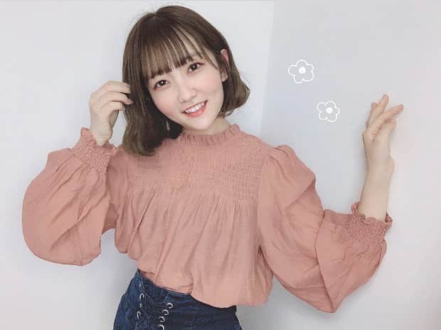 夏川愛実のインスタグラム：「﻿ 今週もお疲れ様でした😌💗💗﻿ ﻿ ﻿ おうちにいてもなんだかんだ﻿ メイクしちゃう毎日（´-`）.｡oO﻿ ﻿ ﻿ #春夏#春服#夏服#デニム#テラコッタ風#テラコッタメイク﻿ #ヘアアレンジ#ボブアレンジ#ショートボブ#ショート女子﻿ #ウエーブ#ボブカット#ショートヘア#ボブヘア#ボブ巻き方﻿ #内巻き#内巻きボブ#ウェーブ巻き#巻き髪#メイク#アイドルメイク﻿ ﻿ ﻿ 同じ文２つ続いてた😂※訂正しました」