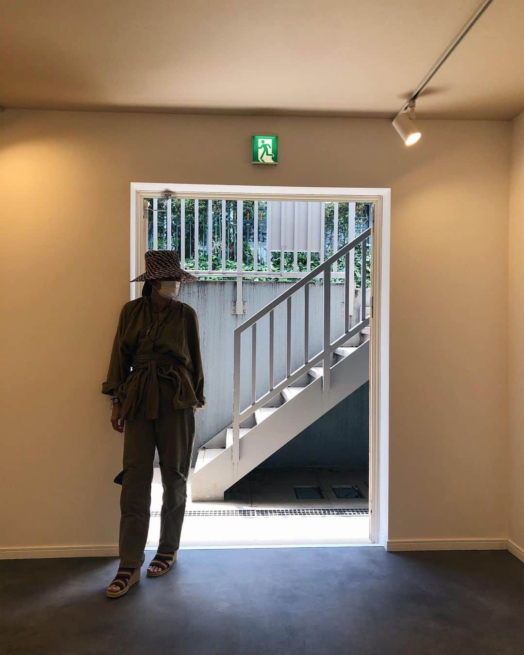 のインスタグラム：「お店の内装があともう少し  早くお客様にお会いして色々手に取っていただきながら色んな話をしたい  うちはwebからスタートして長年実店舗を持たないスタイルでやらせていただいてきた 世の中がこんな状況になり実店舗のみで営業をされていた方々がwebをやらざるを得なくなった 私は今まで通りのことをやり続けているだけで何ら変わりはない たけどプライドなのか抵抗なのかアナログな方法でお客様と繋がりたいという気持ちが強くなってwebshopではなくDMでの通販対応に切り替えた 時代の流れに逆らっているようで実は乗っているような不思議な感覚 やっぱり私はその時々の自分の直感に従ってやっていきたい  皆さんが楽しみにしていただけるようなそんな空間になるようにもう少し準備します  shopアカウントへの商品アップは明日行う予定です(よりたくさんの方にお届けしたいので時間はあえて告知いたしません)サイズは事前にアップいたしますがご質問等はDMではなくコメントでお願いいたします  #swellvtg #shop #tokyo #神宮前」
