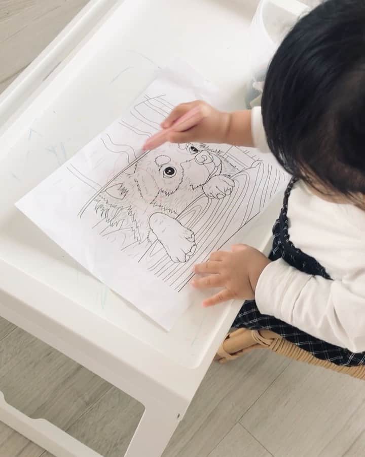 工藤壮人のインスタグラム：「. Q. お子様とどんな遊びをしていますか？ ⠀ A. 最近はよくお絵かきをしています。 今日は @colors_app さんに描いてもらった愛犬の色ぬりを一緒にしました🐕 #1y5m #愛娘」