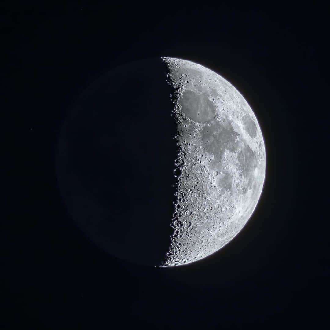 KAGAYAさんのインスタグラム写真 - (KAGAYAInstagram)「空をご覧ください。 西に弓張月が輝いています。 望遠鏡をのぞくと今夜はたくさんのクレーターや山が鮮明に見え、しばらく見とれていました。 （写真はさきほど望遠鏡を使って撮影したものです） 今日もお疲れさまでした。 #moon」5月29日 21時15分 - kagaya11949