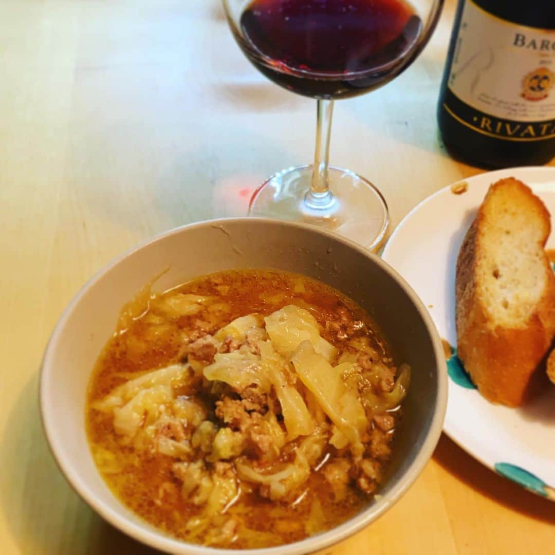 ただすけのインスタグラム：「本日は休憩がてら、キャベツと挽肉を闇雲に炒めてから煮込んだスープ。 見切り発車にしては意外に美味しく出来たけど、たくさん作ったので明日にはカレーにするかしら的な。 期待してなかったバローロも美味しかった。 引き続き仕事頑張るか。 追い込みだぁ！」