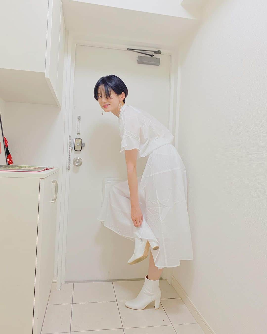 平山奈美のインスタグラム：「まっしろのひʕ•ᴥ•ʔ 上下とも @theshoptk_official .  #stayhome #ステイホーム #お家時間 #おうち時間 #theshoptk #ザショップティーケー #ザショップtk #tstkplus﻿ ﻿#男の子ママ #ママコーデ #夏コーデ #ホワイトコーデ #ホワイト #スカート #ブーツ #ショートヘア #大人コーデ #まっしろ」