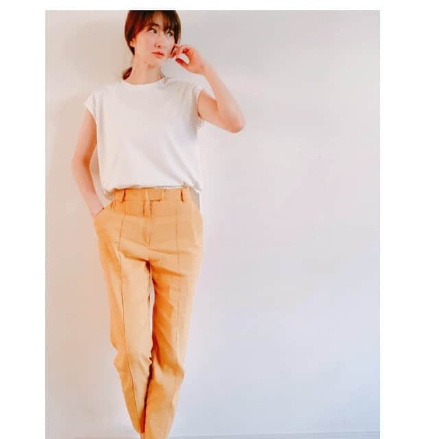 前田ゆかのインスタグラム：「家のなかで過ごす時間に、  心地よく活躍した、 フレンチスリーブのカットソーに リネンブレンドパンツ！  きちんと感を残しつつカジュアルを楽しめるコーディネート。 今日みたいに暑い日には色違いで欲しくなりました！  ニュアンスカラーもいいかも！ @elura_official  #elura #おうち時間 #夏コーデ」