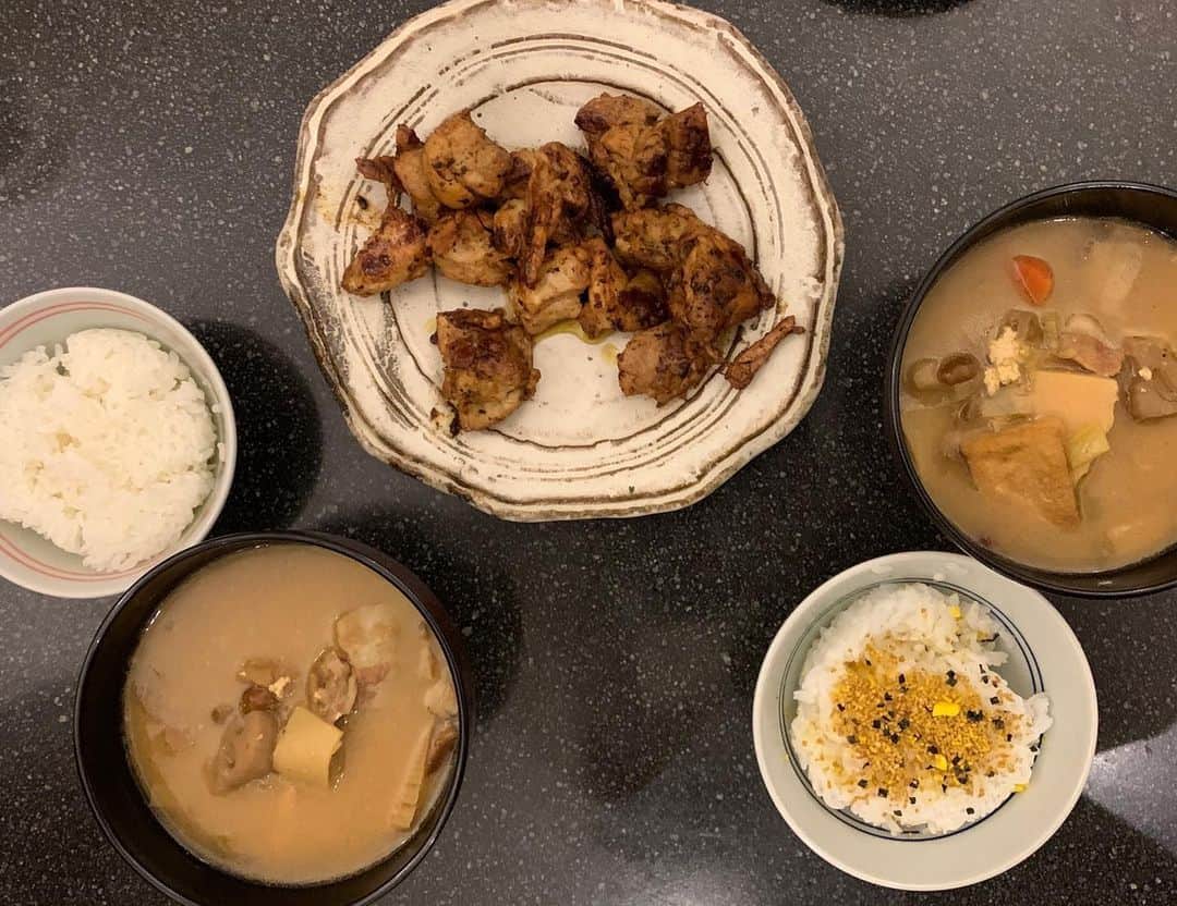 渡辺裕之さんのインスタグラム写真 - (渡辺裕之Instagram)「ご飯をチン♪作ってあった豚汁を温め 料理は 鶏肉をケジャンパウダーとオリーブオイルを揉み込道焼いただけ😅  #お家ご飯」5月29日 21時21分 - hiroyuki6267