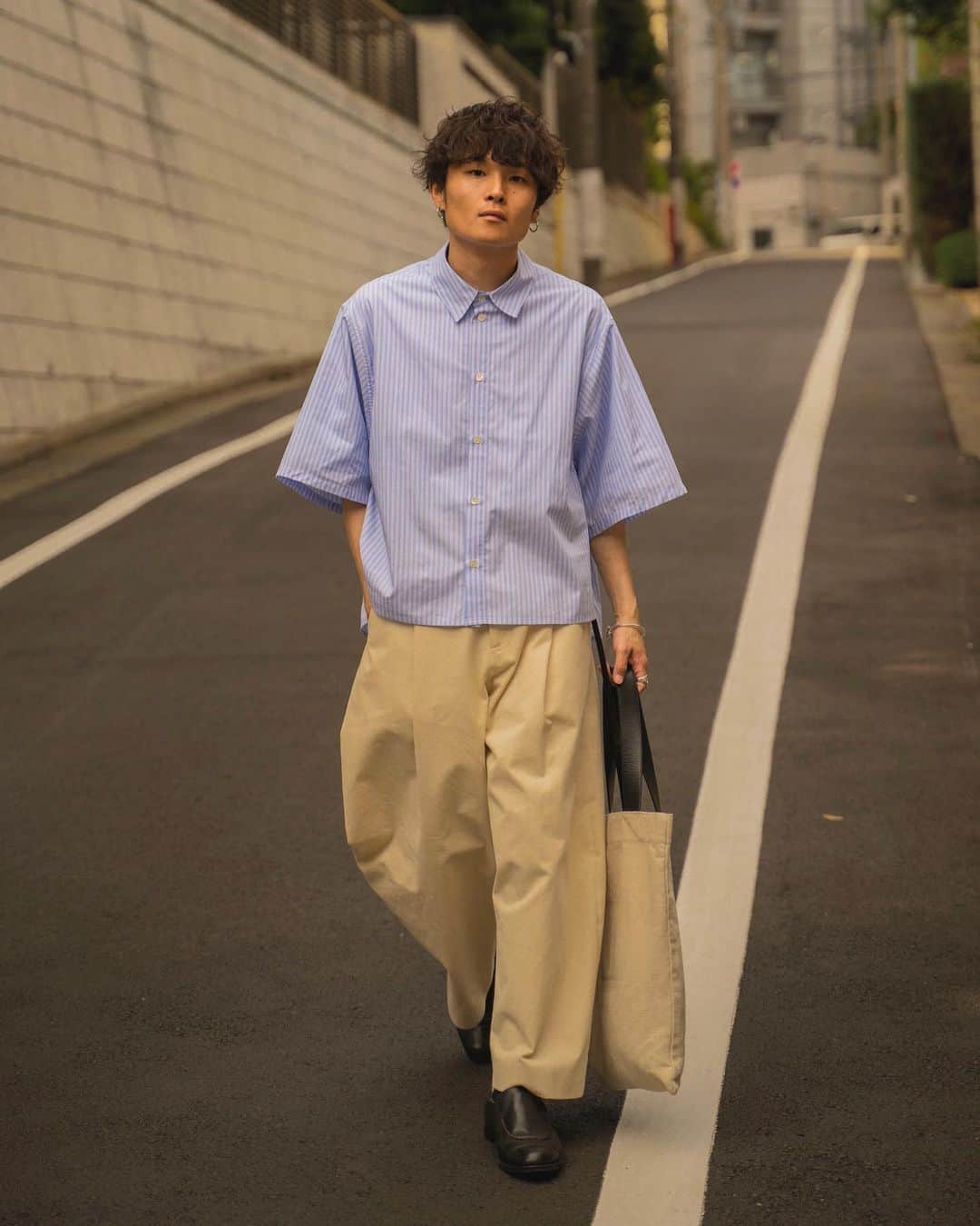 Ryoさんのインスタグラム写真 - (RyoInstagram)「ㅤㅤㅤㅤㅤㅤㅤㅤㅤㅤㅤㅤㅤ カジュアルになりがちな夏を 綺麗に涼しく過ごすコーデ🚶‍♂️🚶‍♂️ ㅤㅤㅤㅤㅤㅤㅤㅤㅤㅤㅤㅤㅤ shirt:#ryotakashima pants:#studionicholson shoes:#sunsea bag:#jilsander」5月29日 21時22分 - ryo__takashima