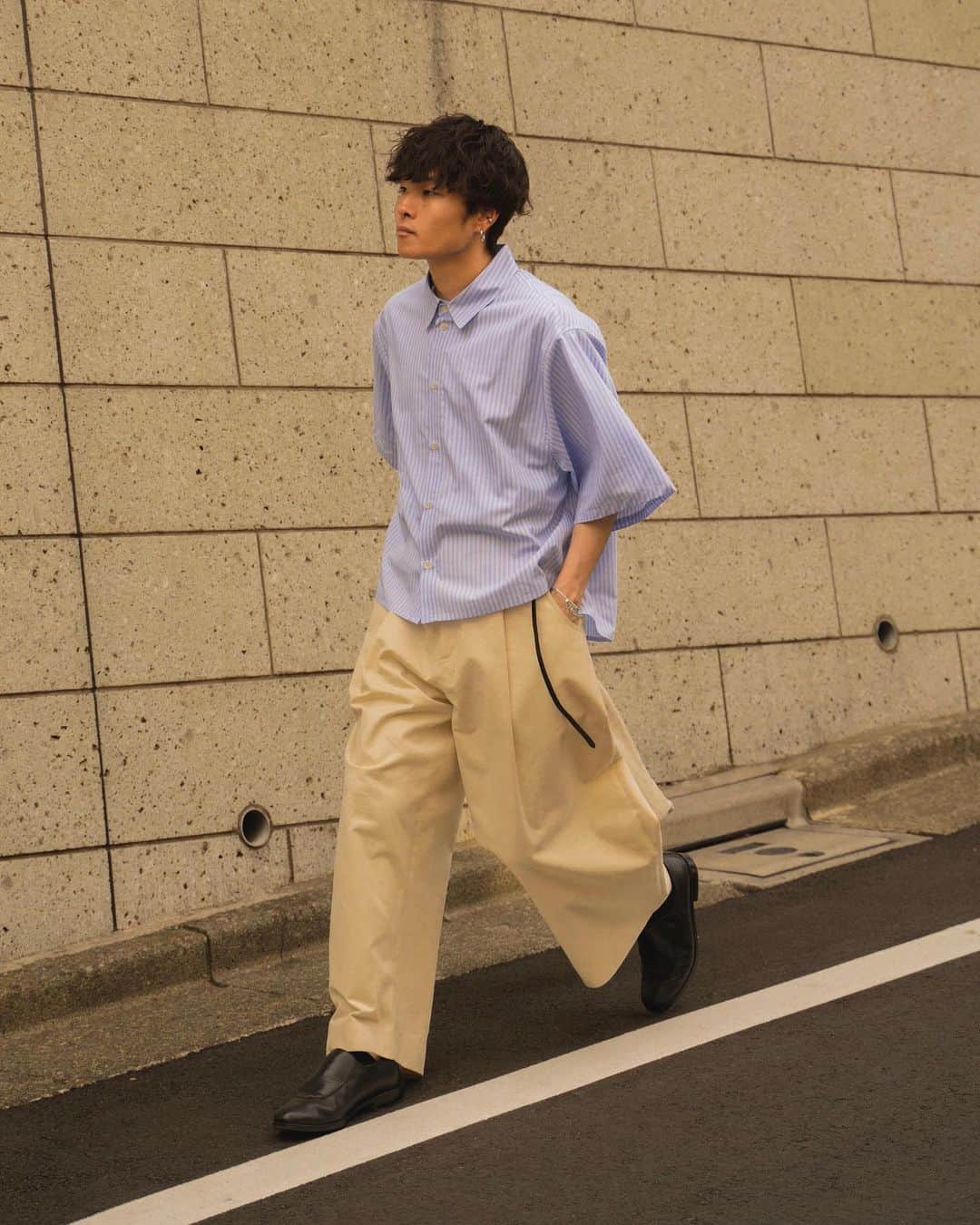 Ryoさんのインスタグラム写真 - (RyoInstagram)「ㅤㅤㅤㅤㅤㅤㅤㅤㅤㅤㅤㅤㅤ カジュアルになりがちな夏を 綺麗に涼しく過ごすコーデ🚶‍♂️🚶‍♂️ ㅤㅤㅤㅤㅤㅤㅤㅤㅤㅤㅤㅤㅤ shirt:#ryotakashima pants:#studionicholson shoes:#sunsea bag:#jilsander」5月29日 21時22分 - ryo__takashima