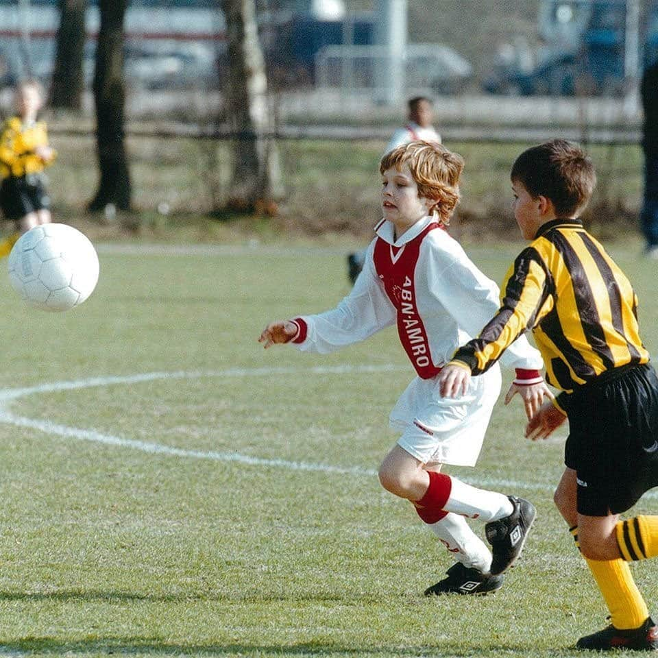 デイリー・ブリントのインスタグラム：「Als kleine jongen lekker voetballen in de zomer! ⚽️ Namens @spierenvoorspieren werk ik mee aan ‘the next best training’ voor de @playonvoetbal kampen. Meld je aan via playonvoetbal.nl」