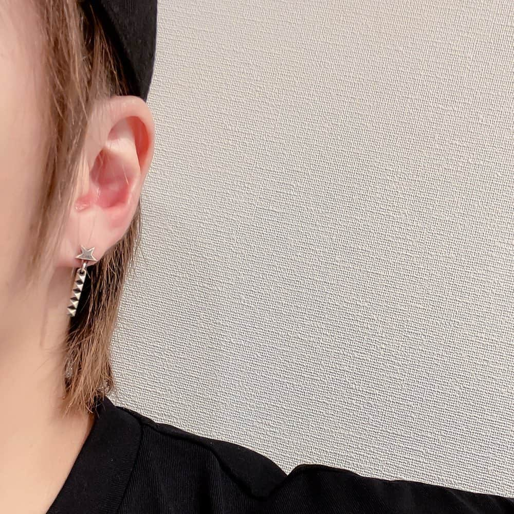 れいたのインスタグラム：「CHIPPED STAR PIERCE:WITH STUDS 揺れるとスタッズ部分が光の反射でジュエリーっぽくも感じるし、スタッズと欠けたスターのロックなアクセサリーにも感じるし、どっちもいけるタイプだと思います。 こういうタイプはどちらかと言うと女性向けかと思いますが、男が着けたっていいじゃない、と思います🤘🏻 俺でもいけるなら君でもいけるはず🏋️‍♂️ #reita #snakedlows #pierce」