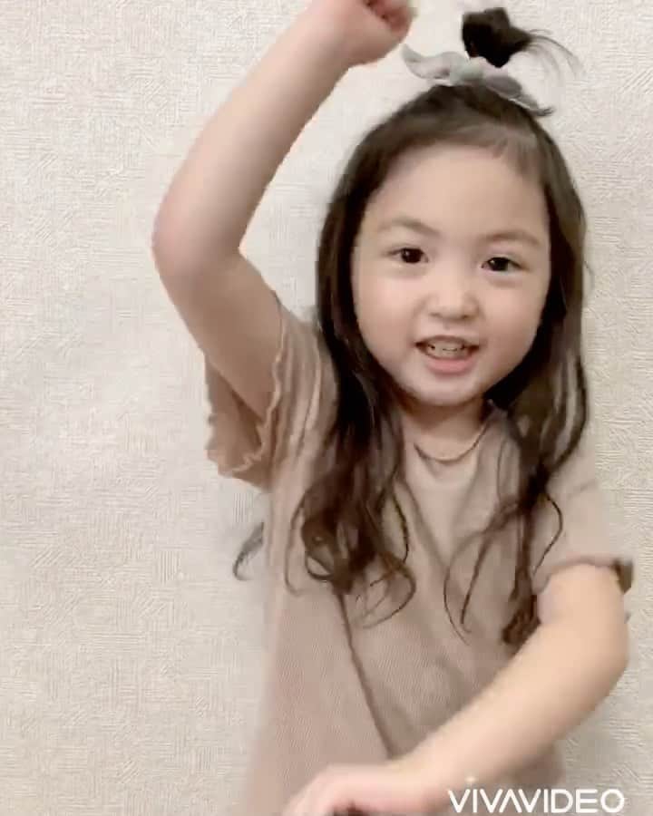 satomiのインスタグラム：「🎵🎵🎵 . . わたしの最近のお気に入り💓 . . えもしーけーま！ えもゆえしー！ . . なんの歌でしょうか〜😇❤️❤️ . 答えは動画の後半で👉🏻笑 . . . #4歳 #4歳8ヶ月 #56ヶ月  #インスタキッズ #ベビフル #ママリ#コドモノ #コズレ #ママトコ #おうちじかん #おうち時間 #ステイホーム #stayhome #歌ってみた」