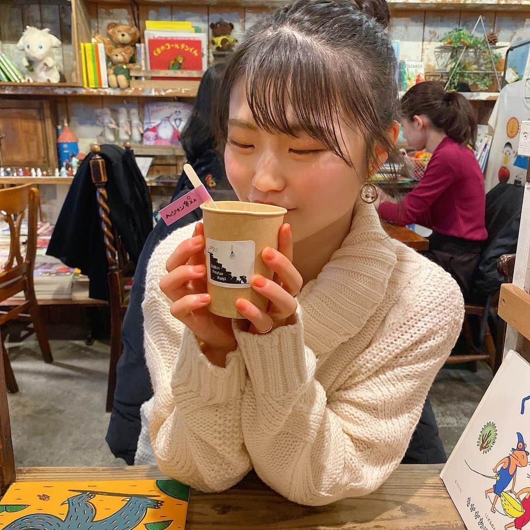 出口結菜さんのインスタグラム写真 - (出口結菜Instagram)「《🐙#梅田#ペンネンネネム》﻿ ﻿ 🥞ぐらぐらホットケーキ（¥1080）﻿ ﻿ ﻿ ﻿ ﻿ ﻿ ずっと気になってて、念願の場所♥️﻿ ﻿ ﻿ 着いた瞬間から楽しい❕❕❕﻿ ﻿ ﻿ ﻿ ﻿ 私はぐりとぐらの絵本の中に出てくるホットケーキを食べてんけど、ほんまにふわふわ😚💗﻿ ﻿ クリーム美味しいし、﻿ なんと言ってもパンケーキが甘くて、美味しい。﻿ シンプルやけど、これが予良きなのです。😆﻿ ﻿ あと、フォークが木？やったり﻿ プレートの中にどんぐりとか動物とかがいて、﻿ 食べる前から楽しい😍😍😍﻿ ﻿ ﻿ ﻿ ﻿ ﻿ 昔、絵本の中に出てくるホットケーキが食べたすぎて﻿ 時間が忘れるぐらいそのページを見ていた自分に実現したことを教えてあげたいいい😇😇😇﻿ ﻿ ﻿ ﻿ 子供の頃からの夢やったから、﻿ 感動がすごかったです😣﻿ ﻿ ﻿ しかも絵本もあるから読んで思い出せたり、﻿ 店内も楽しめるものばっかりで、﻿ 夢の中みたい💭﻿ ﻿ ﻿ ﻿ 子供はもちろん、﻿ どの世代が行っても、癒されるお店やと思う！！！﻿ ﻿ ﻿ 梅田から少し歩くし、﻿ え！、ここにあるの！？﻿ って思ったけど、歩いた甲斐があります😌﻿ ﻿ ﻿ ﻿ 店内可愛すぎたので、﻿ また別で投稿します😳♥️﻿ ﻿ ﻿ \子供心を楽しめる👶🏻/﻿ ﻿ ﻿ ﻿ ﻿ _____________________________________________________﻿ ﻿ ❤️大阪府大阪市北区豊崎3-6-4上野ビル3階﻿ 💗阪急梅田駅から🚶‍♀️10分くらい﻿ 💛不定休﻿ 💚9時半〜18時半（L.o17時半）﻿ 💙座席入替制﻿ _____________________________________________________﻿ ﻿ ﻿ #絵本と珈琲ペンネンネネム #大阪 #カフェ #パンケーキ #🥞 #ぐりとぐら #ぐりとぐらのパンケーキ #絵本 #絵本の世界 #店内 #かわいい #癒し #映え #お団子ヘア #お団子 #女子  #大阪カフェ #大阪グルメ #梅田カフェ #梅田ランチ #梅田グルメ #カフェ巡り  #instafood #instagram #instagood #過去pic #グルメ  #ラビグルメ」5月29日 21時30分 - yui_laby0622