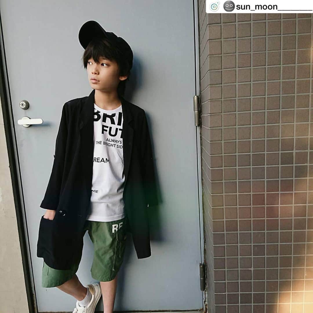 GLAZOSのインスタグラム：「#repost . @sun_moon________ 様 ありがとうございます🤩. . . GLAZOSさんの新作です🙌 . @glazos_official . Tops→ 天竺・ランダムロゴプリント半袖Tシャツ (white)  Bottoms → コットンナイロン・プリントカーゴハーフパンツ (khaki) . 139cm / 150size . 上になにかを羽織っても、そのまま着ても オシャレに見えるロゴレイアウトがniceです✨❤ . . 関東も学校がもうすぐはじまりますね～～。のんびり出来た日々が終わってしまうのは ちょっと寂しい気もしてる息子。 . 新学期 に新クラス、 はやく慣れるといいね 🏫 . . #GLAZOS #ig_kids  #kidsglam_tokyo #kidsmodel #キッズファッション #男の子 #息子コーデ #子供服 #今日の服 #小学生 #モノトーン #グラソス #おうち時間 #コーディネート」