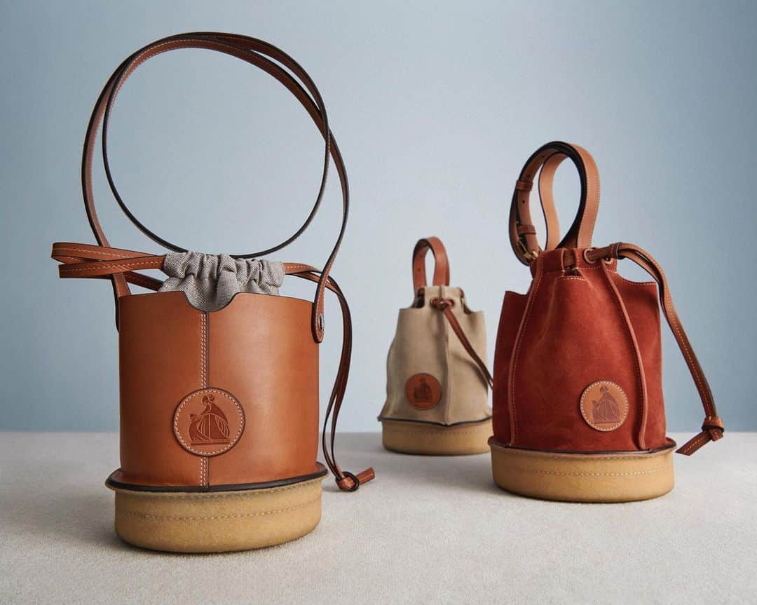 ランバンのインスタグラム：「The Drum: a bucket bag available in soft suede or in smooth vegetal leather with removable canvas pouch, both adorned with a medal engraved with the house historical logo “Mother & Daughter”. Order now via link in bio. #LanvinSS20 #LanvinBags #LanvinMotherAndDaughter」