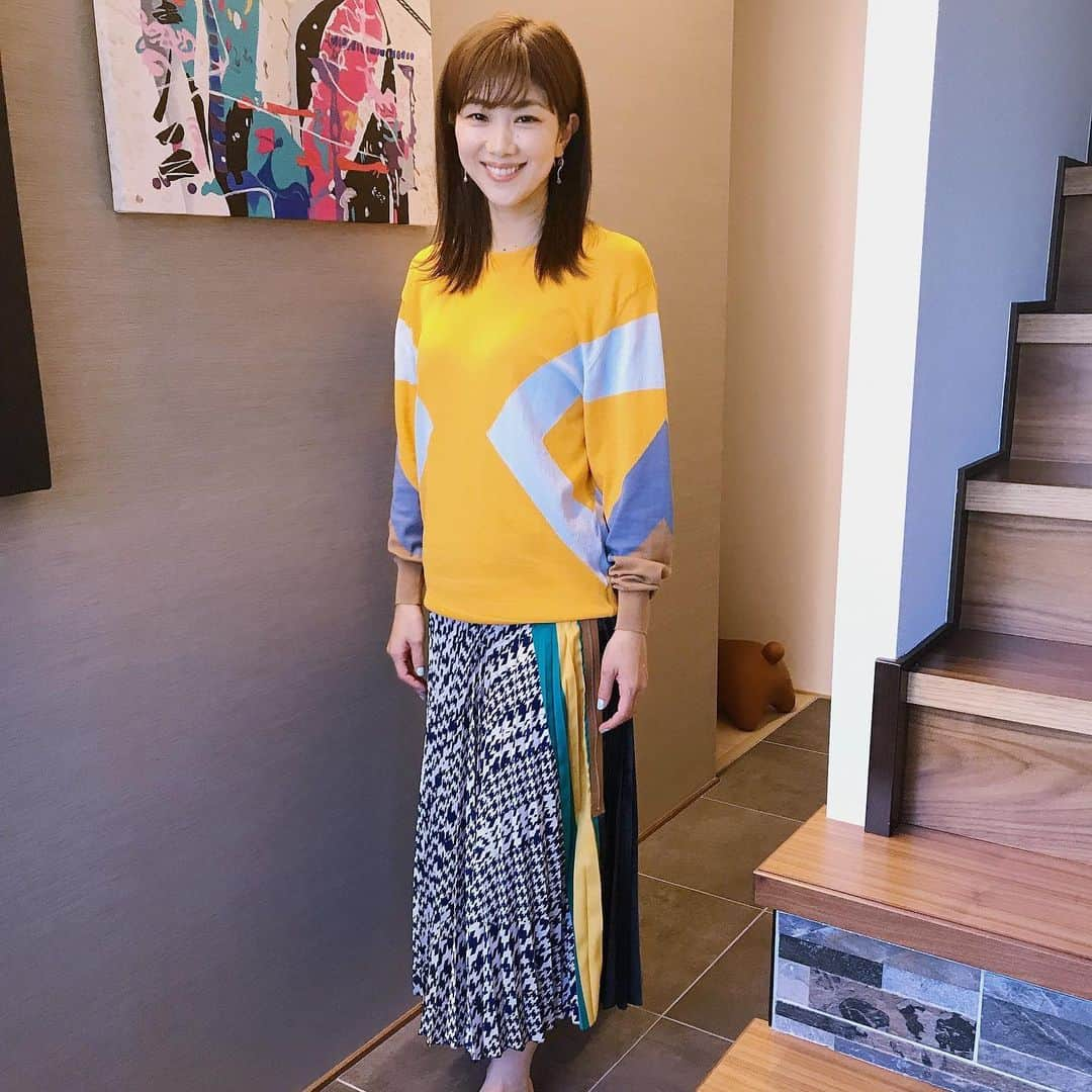 潮田玲子さんのインスタグラム写真 - (潮田玲子Instagram)「今日の衣装も素敵でしたー😍☝️ 全身映らないのがもったいないくらい、スカートも激かわでした💘💘💘 自宅なのでスリッパだったのですが衣装と合わなさすぎたので裸足で失礼いたします笑🦶  #ailefanm #mamikofurutani HP ailefanm.com」5月29日 21時38分 - reikoshiota_official