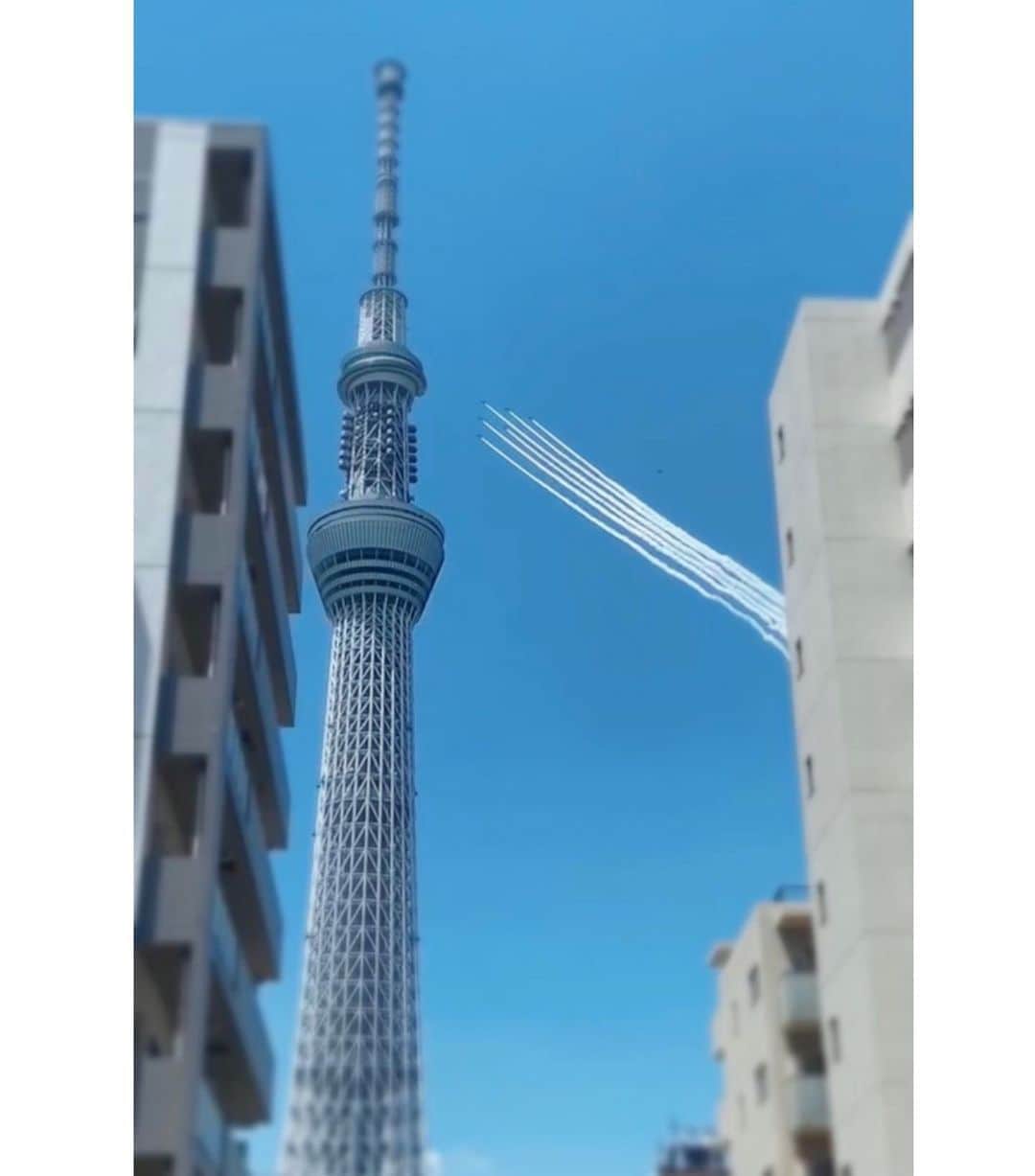 咲希あかねのインスタグラム：「#航空自衛隊 #ブルーインパルス  空を見上げて、みんなが笑顔になる 見上げるって最近してなかったなぁ 心がすーって浄化された  医療従事者の方々、本当にありがとうございます」