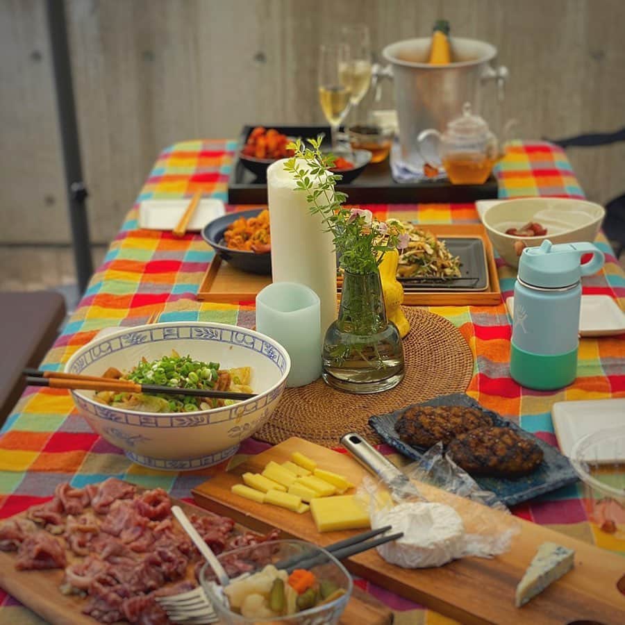 透水さらさのインスタグラム：「夏みたいな日でした☀️ おうち時間、もう少し楽しみます🏠 大笑いしてる間にブルーインパルス通過してたみたいです、、、 #テラス部 #おうち時間 #ブルーインパルス」