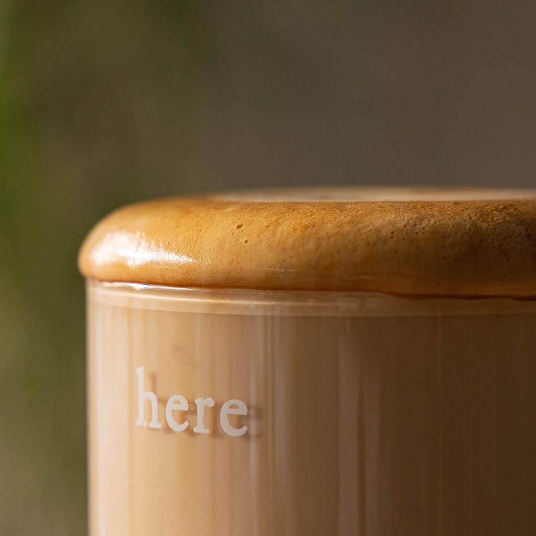 山口淳一さんのインスタグラム写真 - (山口淳一Instagram)「100% is not enough to succeed. But coffee should be under 100% in a cup. — #japan #kyoto #here #coffee #herekyoto #canele #latte #latteart #art #cafe #slayer #espresso #roasting #roaster #probat  #日本 #京都 #コーヒー #カヌレ #ココカヌレ #ラテ #ラテアート #アート #スレイヤー #エスプレッソ #ロースター #焙煎 #バリスタ #京都」5月29日 21時41分 - junichi_yamaguchi