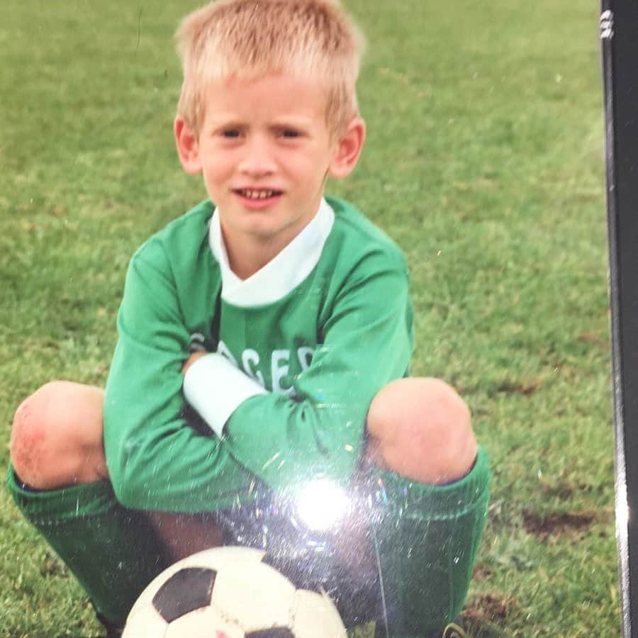 ヤン・フェルトンゲンのインスタグラム：「Als kleine jongen lekker voetballen in de zomer!  Namens @spierenvoorspieren werk ik mee aan ‘the next best training’ voor de @playonvoetbal kampen. Meld je aan via playonvoetbal.nl」