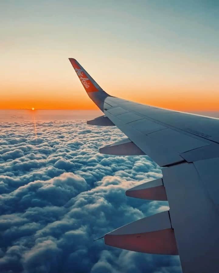 エアアジアのインスタグラム：「We can’t get enough of these beautiful #WorldFromMyWindow views shared by our lovely fans and friends around Asia and Australia! . So we’re sharing more while we get ready to fly you to your dream spots and adventures! This time from Singapore 🇸🇬, Thailand 🇹🇭, Cambodia 🇰🇭, Macau 🇲🇴, and another one from Australia 🇦🇺. . For now, share with us your windows views by uploading and tagging us with the hashtags #WorldFromMyWindow and #AirAsia. Don’t forget to pin your location so we can feature you! ✈️🌏」