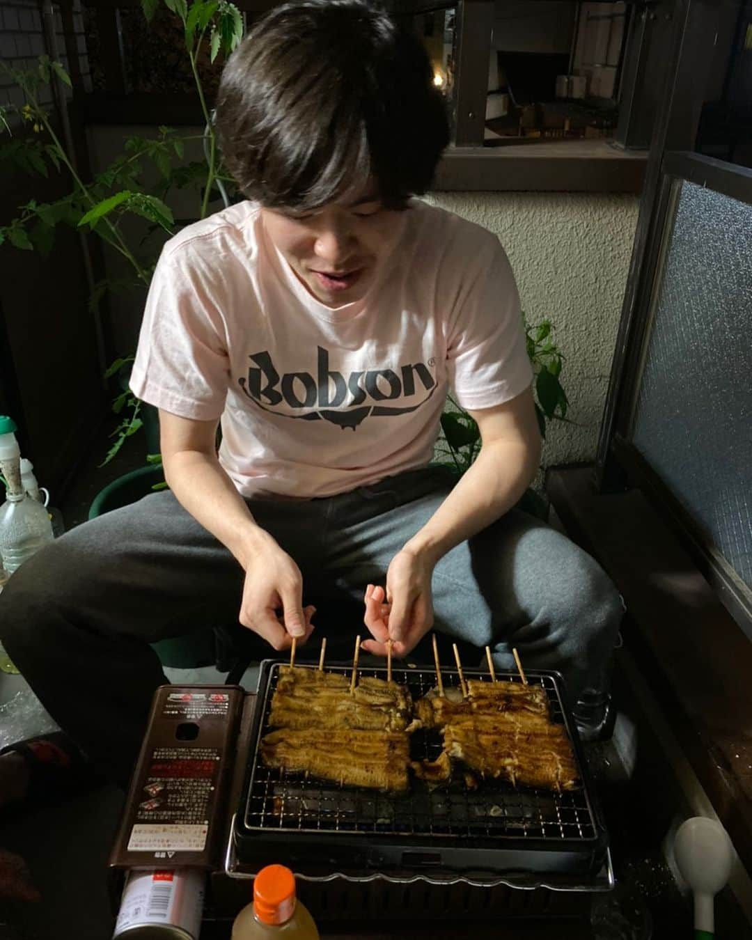 森薗政崇のインスタグラム：「まさたか鰻屋始めたってよ。  串打ち3年、裂き8年、焼き一生  ってよく言うけど確実にもっとかかる。 鰻尊い。  #自宅居酒屋　#鰻」