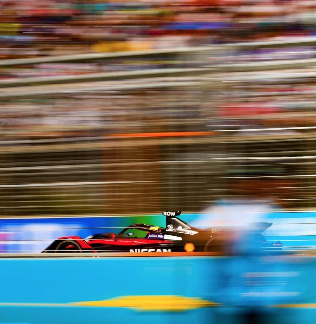 Nissanさんのインスタグラム写真 - (NissanInstagram)「Here is one of our favorite shots from earlier this season! #FormulaE #Nissan #IntelligentMobility」5月29日 22時00分 - nissan