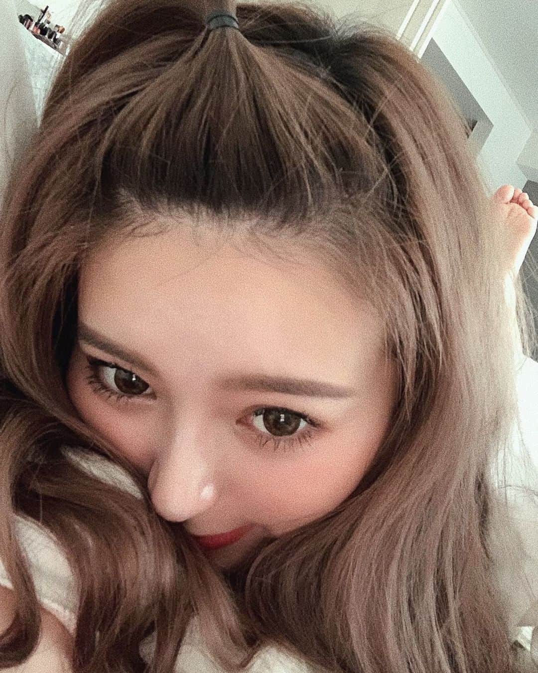 のインスタグラム：「にょーーーーん。たまにしたくなる粒子つよめ✌︎ 明日の投稿何にしようかなぁ🤔💭 なんかね、久しぶりに物撮り載せたいんだ〜👜 バックの中身か香水かコスメで迷ってるの👱🏼‍♀️❤️ #l4l#l4like#selfie」