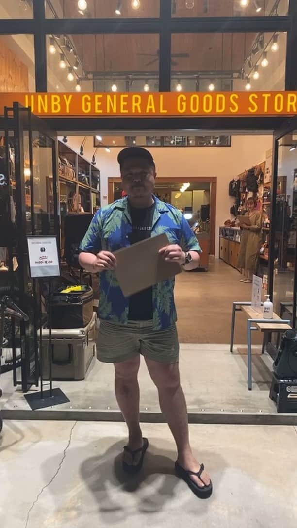 UNBY GENERAL GOODS STOREのインスタグラム：「みんなだいすき、ヘリノックスのPOPUPストアを開催。5.30-6.21まで店舗でのお買い上げのお客様には刺繍サービス❗️キャンプ中に、刺繍のワンポイントがあれば自分の椅子だね、とかわかりやすくなりますよ。丸めのMCテテヤンが、UNBYの可愛い職人スタッフゆりやんに、刺繍をしてもらいます！」