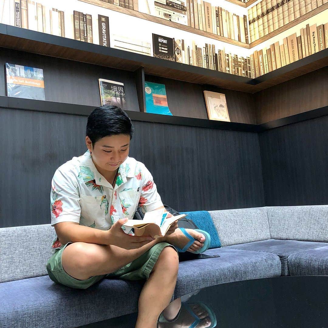 Eden Kaiのインスタグラム：「Keep the curiosity going. Every day in every way, you’re getting better and better📚😊 好奇心は絶対に無くしてはなりません。その好奇心の先に成功もあれば、失敗もございます。が、何よりもそこで学んだ経験が一歩一歩と 確実に次への成長に繋がると信じてます。」