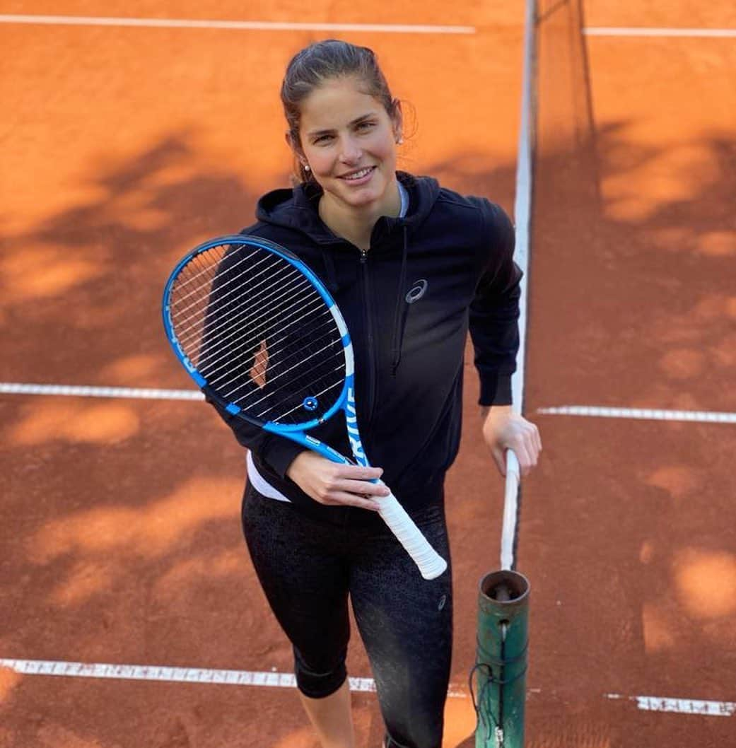 ユリア・ゲルゲスのインスタグラム：「Really enjoying being #BackOnCourt this week 😀🎾 #BabolatFamily #homecourt #teamjule」