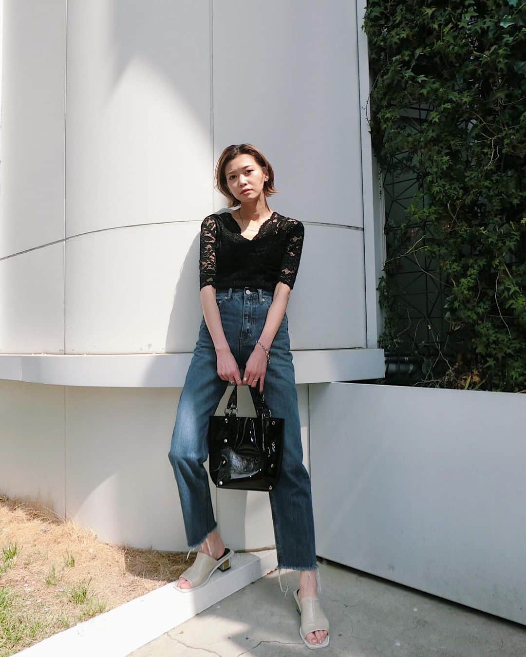 kazuki youdaのインスタグラム：「_  デニムはワイドよりストレート派👖 くつはヒールよりもフラット派👠 最近の気分はこんな感じ🧏🏻‍♀️♥️ .  3日からやーーーっとルミネエストも営業再開する🥰 久しぶりの店頭たのしみだなぁーっと🧏🏻‍♀️ _  #EMODA」