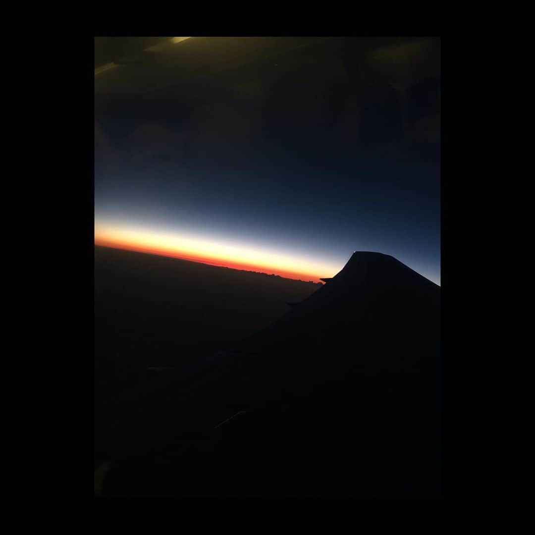 渡邊一丘さんのインスタグラム写真 - (渡邊一丘Instagram)「ナイトフライトしたい 夜明けに向かって飛ぶのである」5月29日 22時05分 - watanabe_afloodofcircle