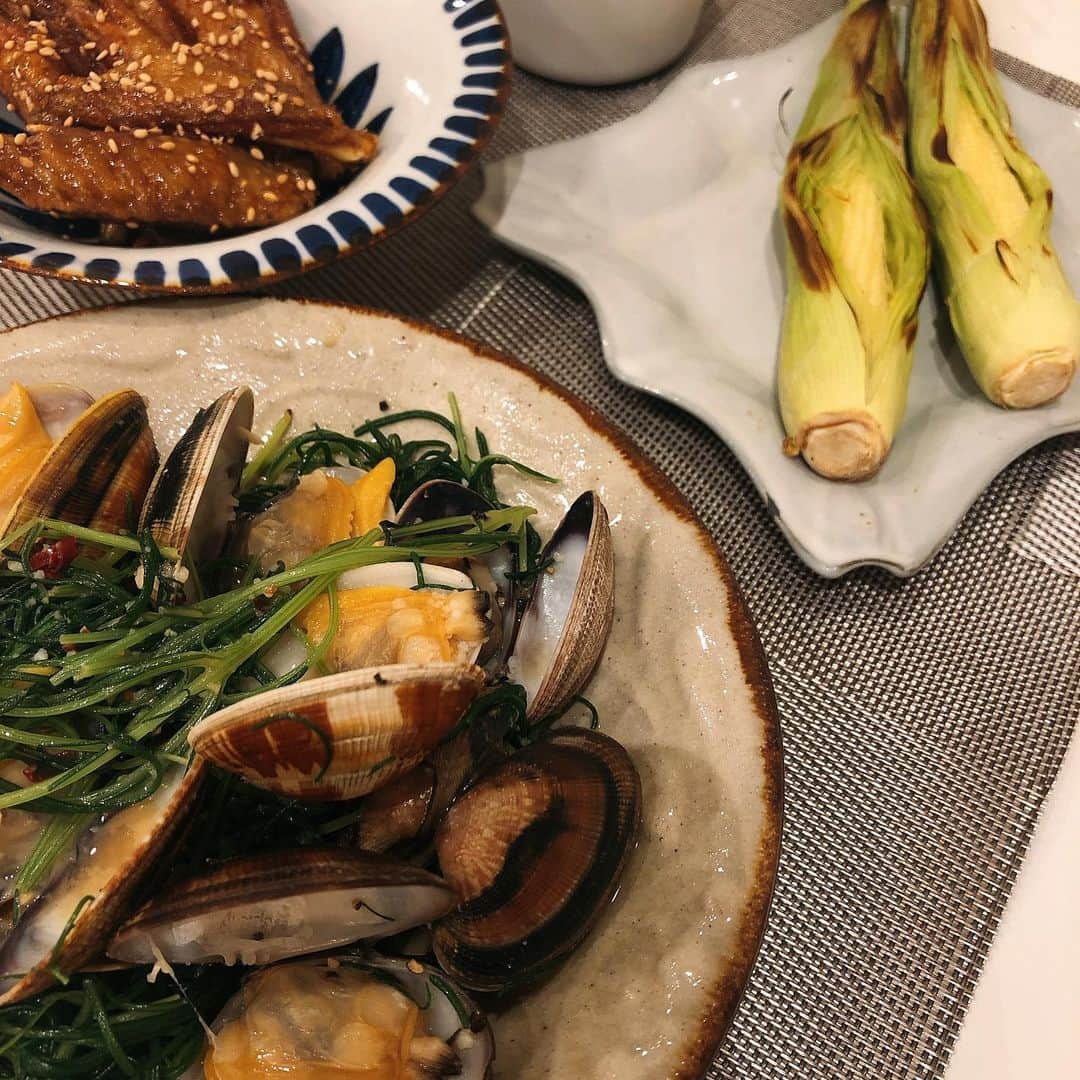 高橋里帆のインスタグラム：「今日はお酒のお供のラインナップ✨ やっぱり旬のヤングコーンは美味しい✨  私は初めに適当に皮を抜き、水で洗いそのままラップをしてレンジで600w2分！その後に切れ目を入れて、塩を少々そして、グリルで少し周りが焦げるまで焼きます✨香ばしい香りがしたらok❣️ 簡単に完成するのが嬉しい✨  アサリとおかひじき✨ 鳥のスペアリブは少しカリカリにして香ばしさをプラス、パリッと中はジューシーに作りました✨ お酒に合う様に少し濃い目の味付けで〜😊 ご馳走様でした✨  #ヤングコーン#アサリ#おかひじき#スペアリブ#お酒のお供#里帆家ご飯 #料理#お家ご飯」