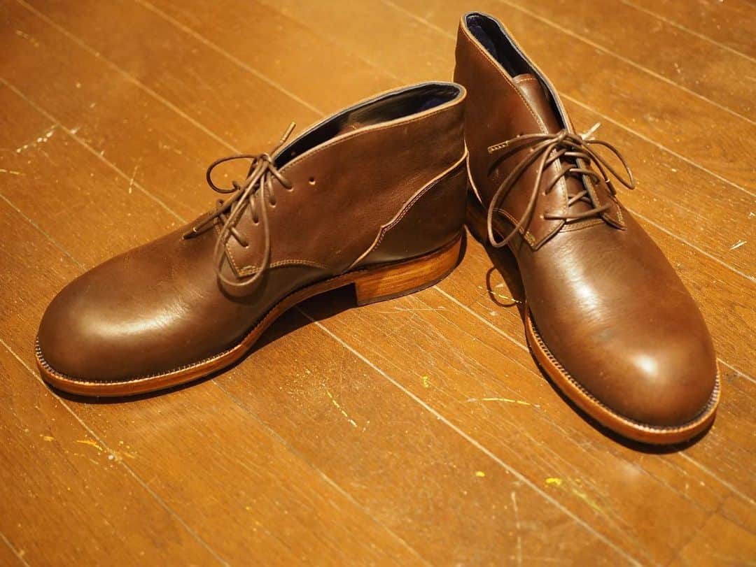 花田優一さんのインスタグラム写真 - (花田優一Instagram)「、﻿ 紳士用ショートブーツ﻿ ﻿ 普段革靴を履かない方へ﻿ スニーカーのような雰囲気のもの﻿  カーキのステッチ ﻿ つま先は丸く﻿ ふくらませて チャップリンのようなカジュアル感も﻿ ﻿ 良い﻿ ﻿ #shoes #yuichihanada #japan #tokyo #craftsman #craftsmanship」5月29日 22時08分 - yuichihanada_official