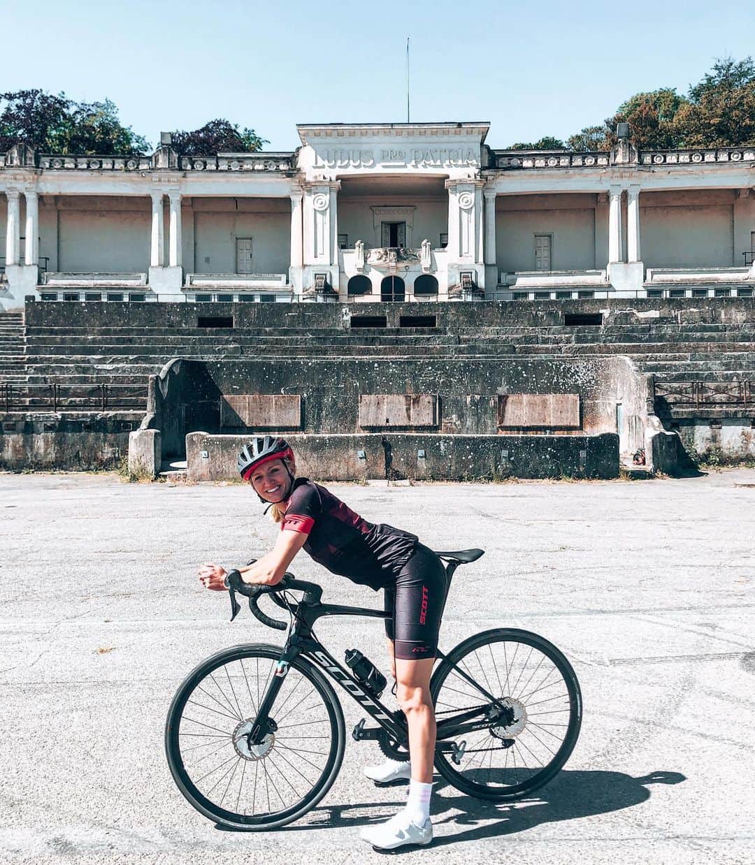 ハンネ・クレスのインスタグラム：「Citadelle me belle 😅 Quick (but intense) visit to « La Citadelle de Namur »⛰🏰 🚴🏼‍♀️ #cycling #alternativetraining #scottfoil #scott #hills #2kmuphill x8」