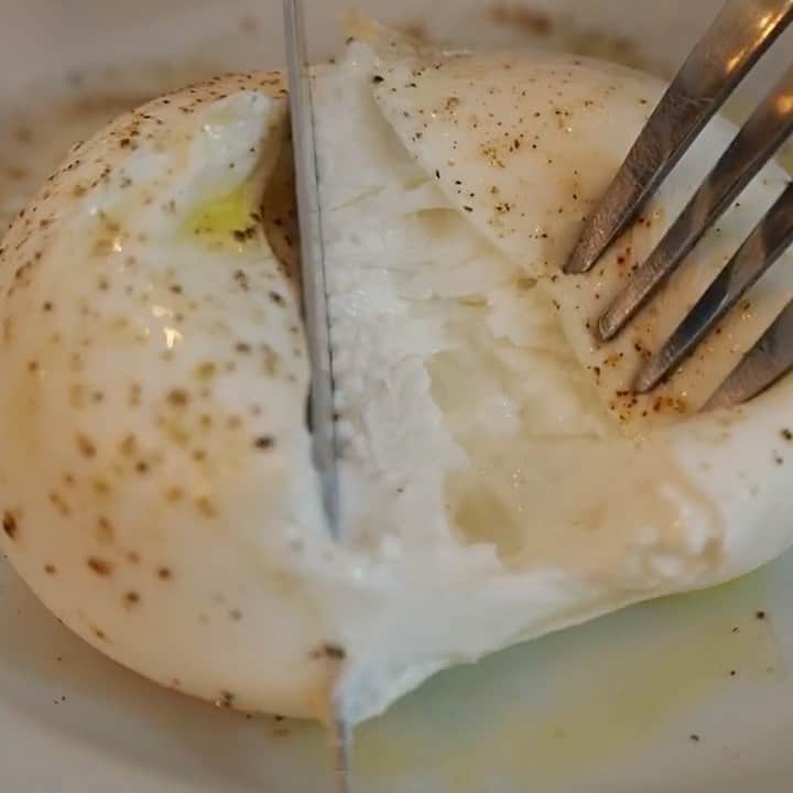 Eat With Steph & Coのインスタグラム：「#burrata from @zialuciapizza 🤤. One of my favourite things to have in the summer. Also available at their sister joint @berto_pasta. @zialuciapizza  also has a pizza with burrata on it 💯🥰 📷: @mchan4b #invited available on @deliveroo」