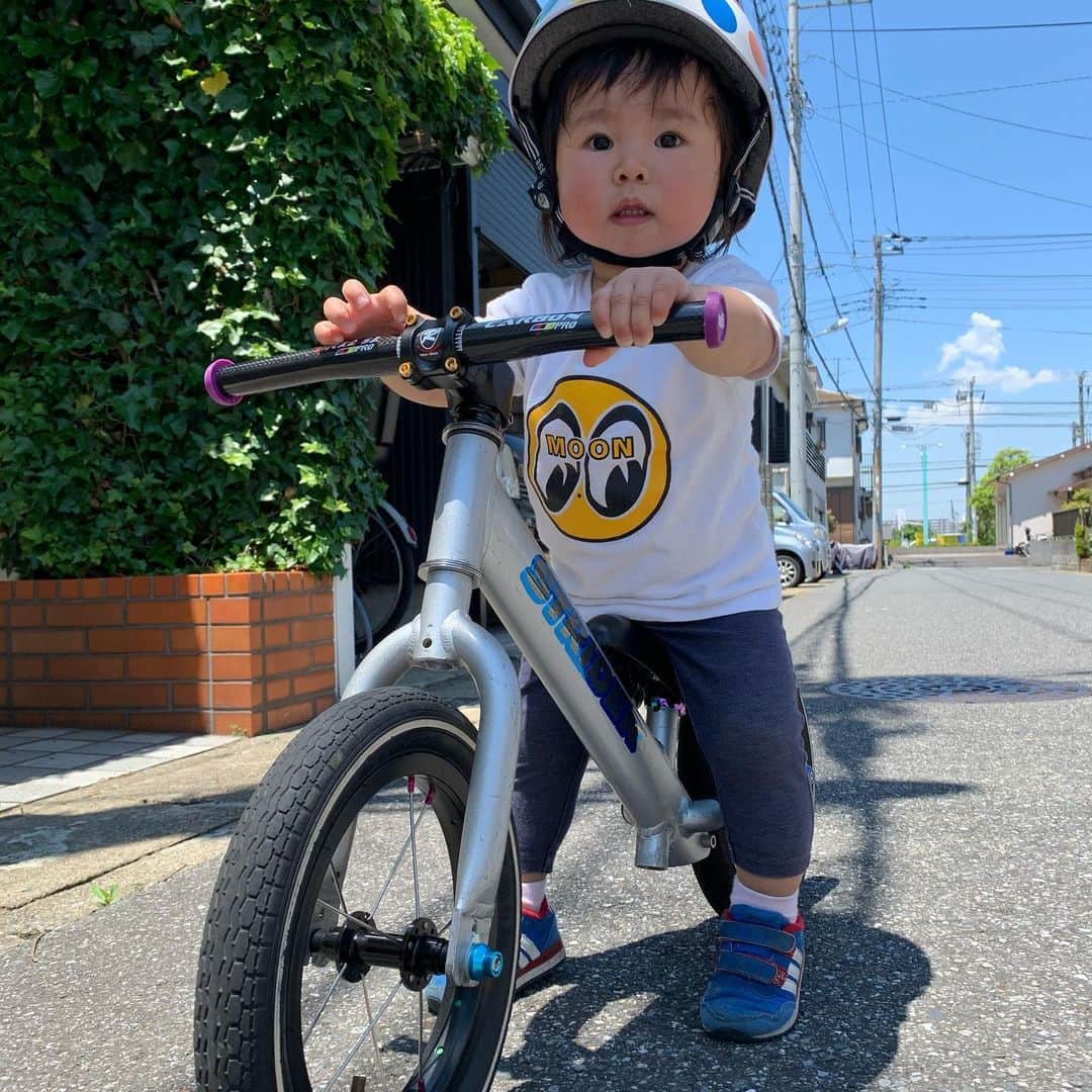 福田恭巳のインスタグラム：「My daughter is now able to ride a tricycle and a strider.  スケボーに座って滑ってたと思ったら 三輪車とストライダーに 乗れるようになってました🤗 レースみたいに速く走れるように なるともっと面白くなるね！  @emma93k  #1歳8ヶ月 #1y8m #女の子 #2018年生まれ #9月生まれ #1歳児 #三輪車 #ストライダー #strider #emma #アクティブ女子」
