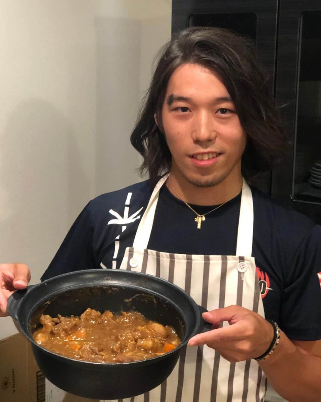 無良崇人さんのインスタグラム写真 - (無良崇人Instagram)「海軍の金曜日といえばカレー  橋本誠也から男飯バトンリレーの指名をいただいたので2巡目です！  海上自衛隊では長い航海で曜日感覚がなくならないように、毎週金曜日はカレーを食べる習慣があります。  今日は金曜日と言うことでカレーにしてみました^_^  普段は豚を使うことがほとんどですが、今回は牛すじカレーに挑戦しましたー。  牛すじは下茹でをして、野菜と共に炒めて。 ちょっと隠し味に蜂蜜を入れてコクを足して。  ちょっと牛すじデカく切りすぎたやつがあって、顎外れるかと思いましたが、味は結構美味しく出来ました！！ 艦これカレー機関のビーフカレーの美味しさにはまったくもって敵いませんが。。笑笑  自衛隊繋がりでは、今日都内では医療従事者の方々への感謝としてブルーインパルスが飛んでいましたね！ 映像で見ましたが、カッコいいですよね！ 僕はF15DJのアグレッサー部隊の後ろに乗せてもらうのが夢だったりしますが。。笑笑  #金曜日のカレー #⛴ #海上自衛隊 #カレー #艦これ #カレー機関 #男飯リレー #牛すじ #フィギュアスケーター #チームオレンジチアーズ #無良崇人 #川原星 #橋本誠也 #オレンジチアーズジュニア #木科雄登 #getonline #無良提督 #全ての医療従事者の方々に感謝とエールを👏👏👏」5月29日 22時24分 - takahitobh5d