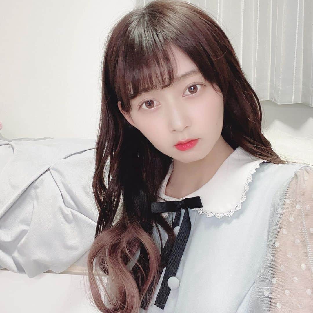 金久保マユ（ぼんぼん）のインスタグラム：「今日も1日お疲れ様でした！ あっという間に土日ですね🥺 . . 写真は、先日のYouTubeで紹介したワンタッチエクステをつけてみました！毛先だけグラデーションになってて可愛い🥰 . . 気軽にイメチェン出来るので、髪型飽きた方にオススメです🥰 . . . . . . #髪型#ヘアアレンジ#イメチェン#垢抜け#髪型#エクステ#簡単#グラデーション#かわいい#らぶ#ゆるふわ#量産型#量産型コーデ#ワンピース#春コーデ#メイク#かわいくなりたい#美意識向上#きょコ#ぱっつん#ぴんく#おへや#おうち時間#おうち時間を楽しむ#ふわふわ#エチュードハウス #room#love#makeup#animegirl#pink」