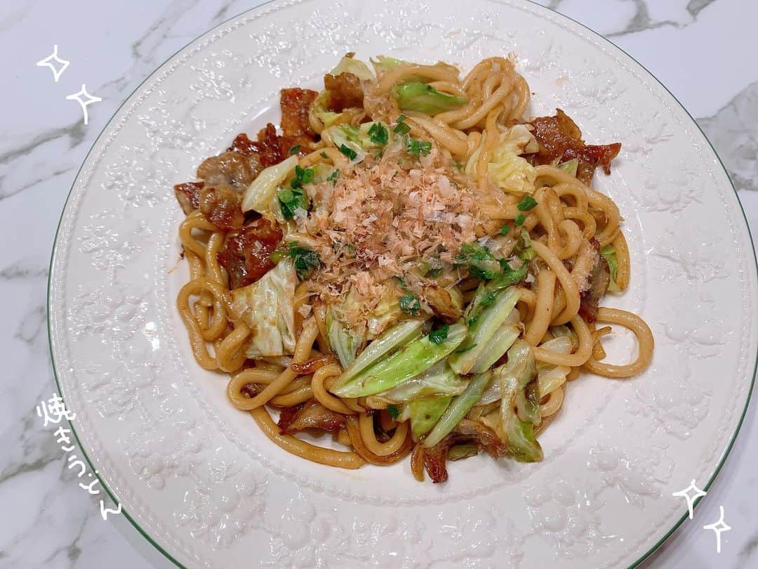 田中れいなさんのインスタグラム写真 - (田中れいなInstagram)「. #れーなご飯 👩🏻‍🍳 焼きうどん...♪*ﾟ めちゃくちゃ簡単☝️😏 *☼*―――――*☼*――――― #れーなご飯 #おうち時間 #料理 #クッキング #焼きうどん #簡単 #photo #Instagram #instagramjapan #cooking」5月29日 22時28分 - tanakareina.lovendor