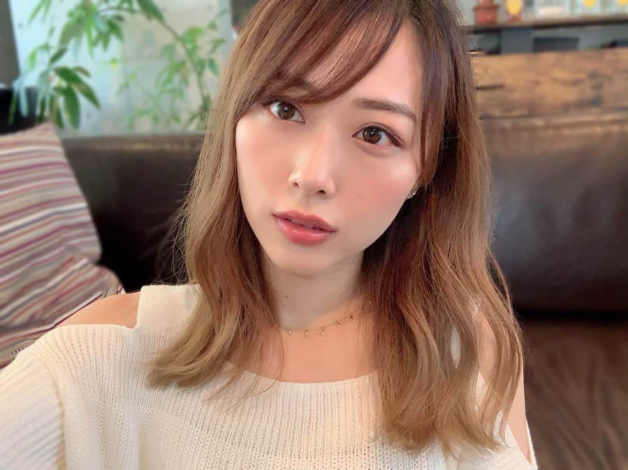 yurikaさんのインスタグラム写真 - (yurikaInstagram)「🧡MilkTeaShop💄💗 * 楽しみにしていた @yslbeauty のミルクティーショップ🧡🧡 あー可愛い😫💗やっぱヌーディーカラー大好きだあー！！！他の色も気になったけど、とりあえずこの2色💄 おすすめすぎる✊‼︎ * あと前髪下ろすとこんな感じです😚💓 * * #ysl #milkteashop #lipsticks #イヴサンローラン #ミルクティーショップ #ルージュヴォリュプテシャイン #新作コスメ #デパコス」5月29日 22時29分 - yuri0813ka