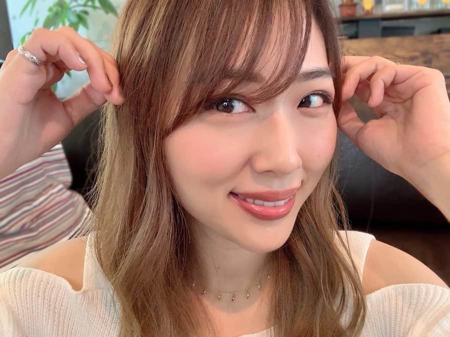 yurikaさんのインスタグラム写真 - (yurikaInstagram)「🧡MilkTeaShop💄💗 * 楽しみにしていた @yslbeauty のミルクティーショップ🧡🧡 あー可愛い😫💗やっぱヌーディーカラー大好きだあー！！！他の色も気になったけど、とりあえずこの2色💄 おすすめすぎる✊‼︎ * あと前髪下ろすとこんな感じです😚💓 * * #ysl #milkteashop #lipsticks #イヴサンローラン #ミルクティーショップ #ルージュヴォリュプテシャイン #新作コスメ #デパコス」5月29日 22時29分 - yuri0813ka