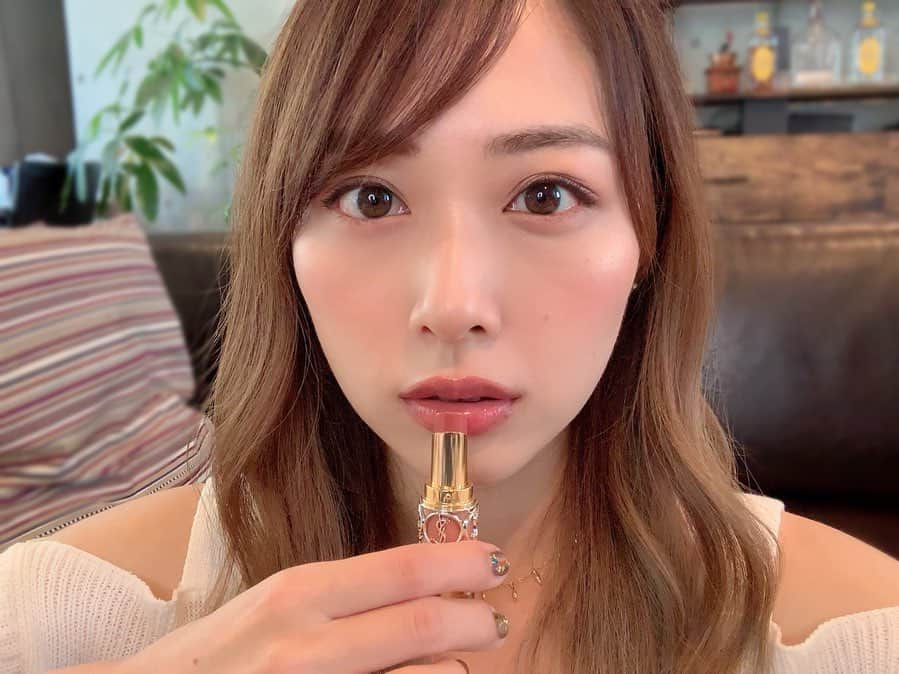 yurikaさんのインスタグラム写真 - (yurikaInstagram)「🧡MilkTeaShop💄💗 * 楽しみにしていた @yslbeauty のミルクティーショップ🧡🧡 あー可愛い😫💗やっぱヌーディーカラー大好きだあー！！！他の色も気になったけど、とりあえずこの2色💄 おすすめすぎる✊‼︎ * あと前髪下ろすとこんな感じです😚💓 * * #ysl #milkteashop #lipsticks #イヴサンローラン #ミルクティーショップ #ルージュヴォリュプテシャイン #新作コスメ #デパコス」5月29日 22時29分 - yuri0813ka